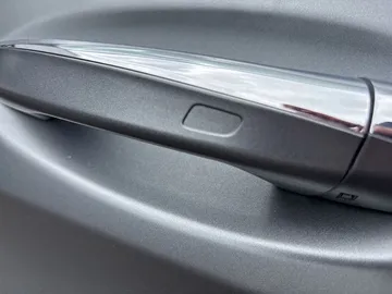 Car image 32
