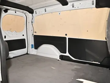 Car image 32
