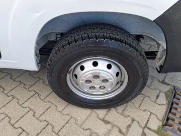 Car image 33