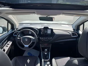 Car image 16