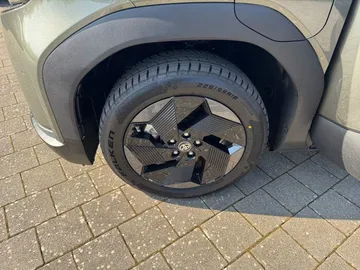 Car image 25