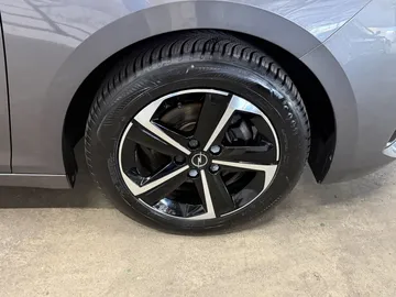 Car image 26