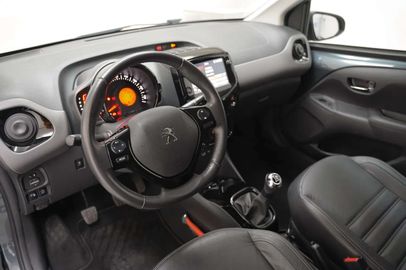 Car image 14