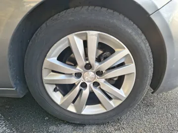 Car image 30