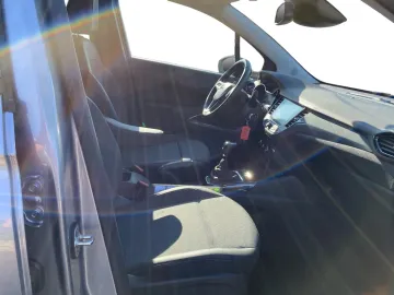 Car image 17