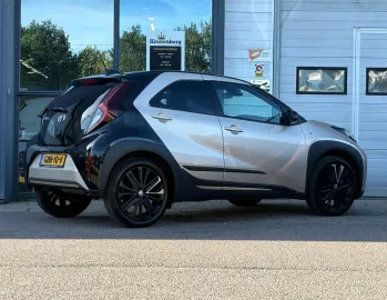 Car image 4