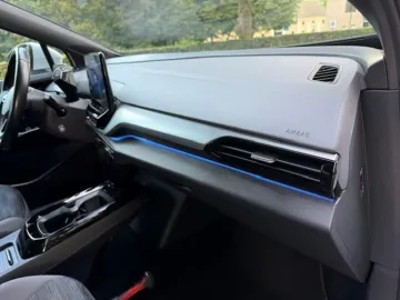 Car image 27