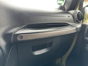 Car image 38