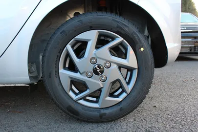 Car image 19