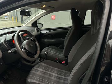 Car image 10