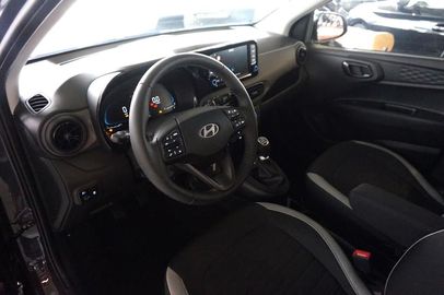 Car image 9