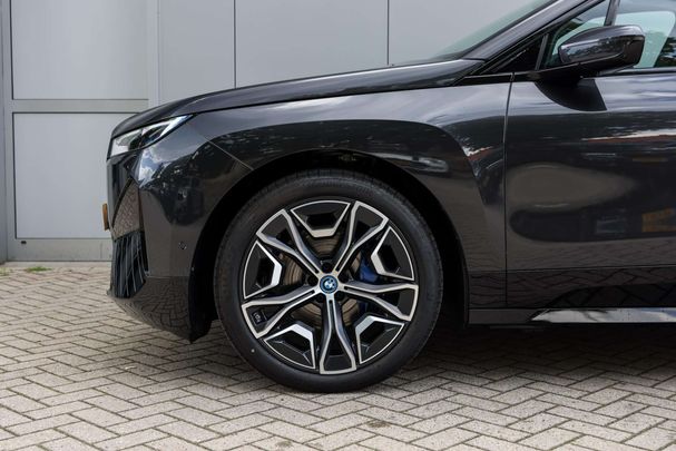 BMW iX xDrive40 240 kW image number 5