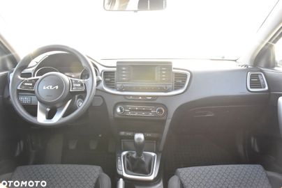 Car image 19