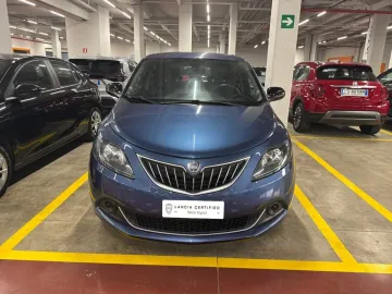 Car image 3