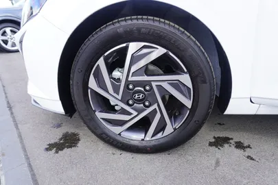 Car image 30
