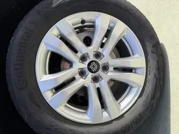 Car image 19