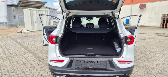 Car image 26