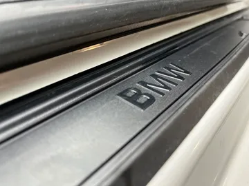 Car image 32