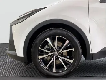 Car image 18