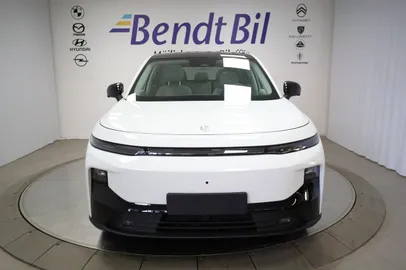 Car image 3