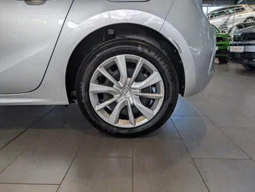 Car image 17