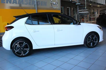 Car image 4