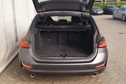 Car image 32