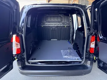 Car image 25