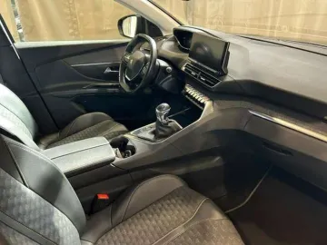 Car image 32