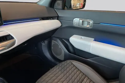Car image 25