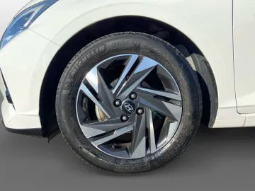 Car image 32