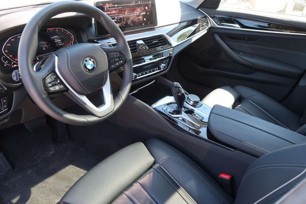 BMW 530i Touring Luxury Line 180 kW image number 4