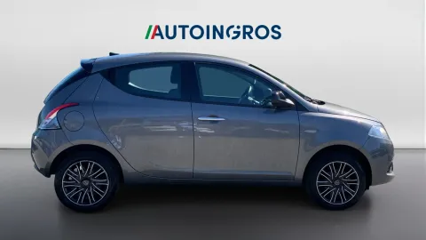 Car image 4