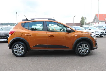 Car image 4