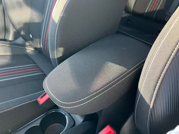 Car image 30