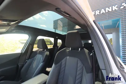 Car image 25