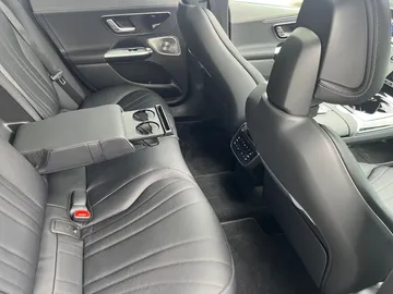 Car image 32