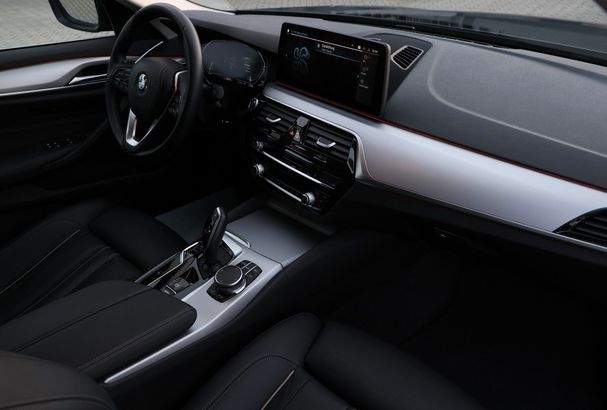 BMW 520i Touring 135 kW image number 13