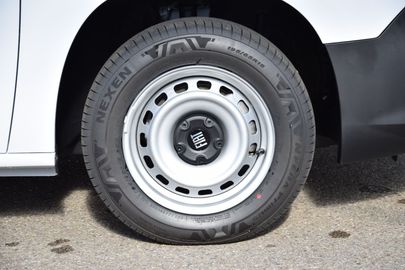 Car image 29