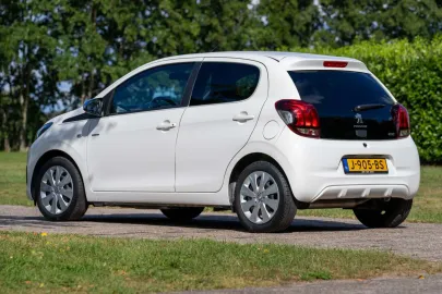 Car image 5