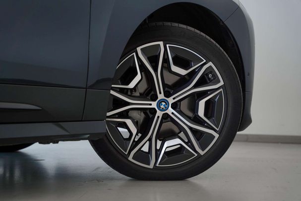 BMW iX xDrive40 240 kW image number 18