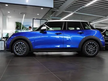 Car image 3