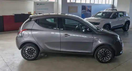 Car image 3
