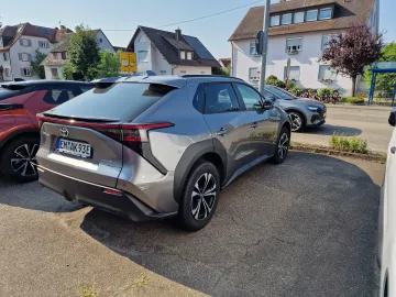 Car image 4