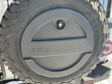 Car image 17