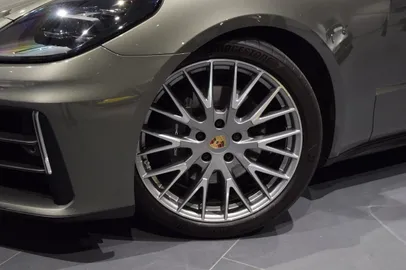 Car image 18