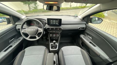 Car image 10