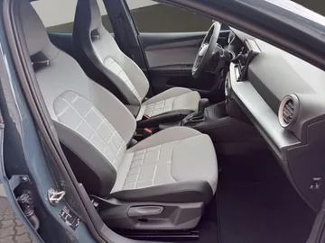 Car image 18