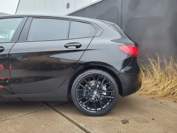 Car image 37