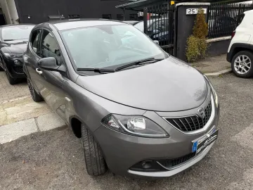 Car image 3